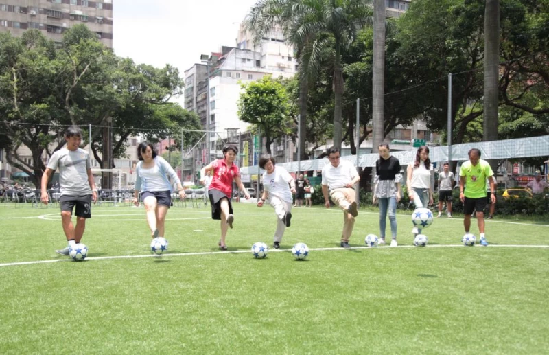 三黨政界人士一起開球。大會提供