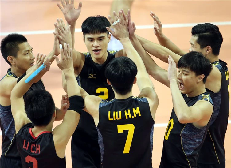 打出好球後，中華男排好嗨。圖／FIVB。