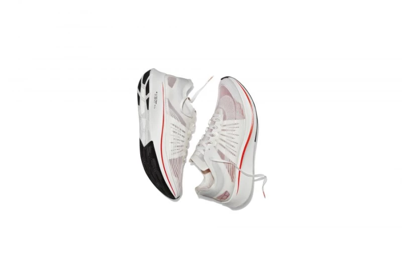 為慶祝Nike創新計畫“Breaking2挑戰”特別推出NikeLab Zoom Fly SP。NIKE提供