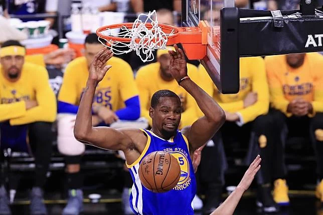 杜蘭特(Kevin Durant)拋開所有流言蜚語,生涯首次嘗到了總冠軍的滋味,也同時奪下總冠軍賽MVP。圖/資料照片