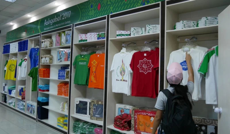 土庫曼亞洲室內暨武藝運動會官方紀念品商店,提供服飾、毛巾等紀念品。體記提供