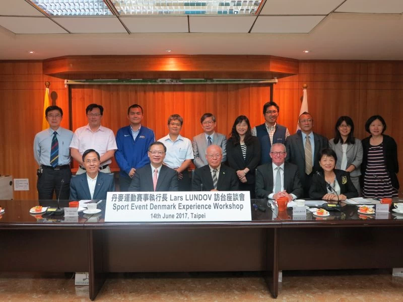 丹麥運動賽事組織執行長拉斯.倫道夫在座談會上留下合影。圖/中華奧會提供