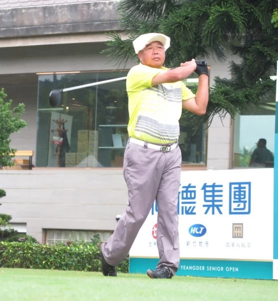 沈忠賢74桿暫並居第二