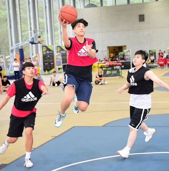 國泰NBA三隊三北區預賽,北市大李郡歡(上籃者)殺進殺出,切入籃下有如探囊取物。(主辦單位提供)