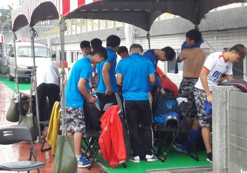 沒有休息室,球員必須在外面露天換衣褲。楊勝凱攝