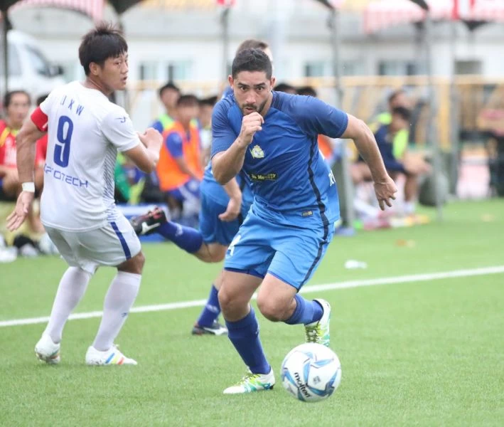 足球員依然在場內賣力拼戰。楊勝凱攝