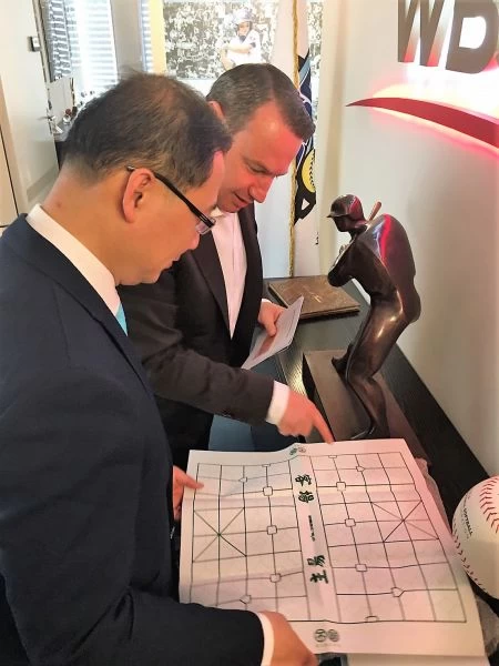 吳會長致贈斷棒象棋給Schmidt秘書長。圖/中職提供