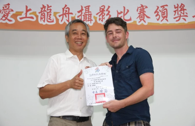 高雄市體育處副處長周明鎮頒贈金牌獎得主美國籍Brandon Beresini。高雄市體育處提供