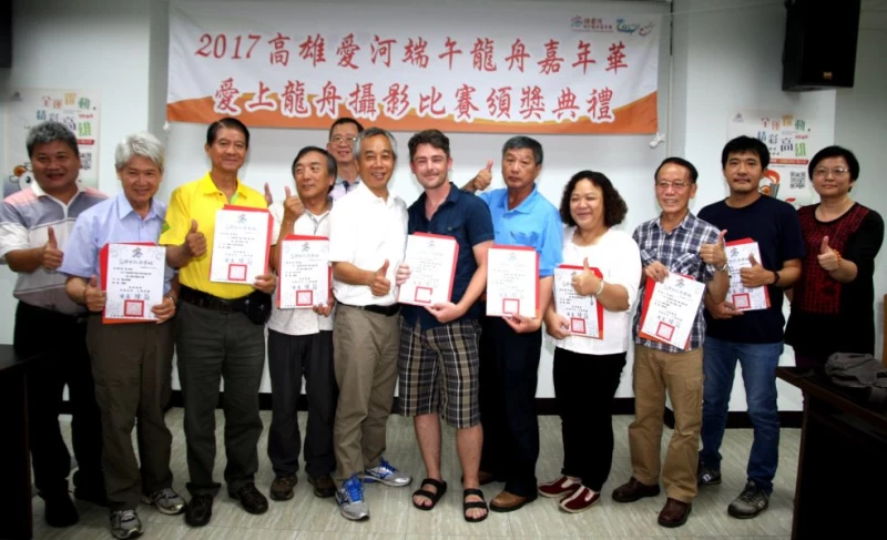 高雄市體育處副處長周明鎮與愛上龍舟攝影比賽得獎者合影。高雄市體育處提供