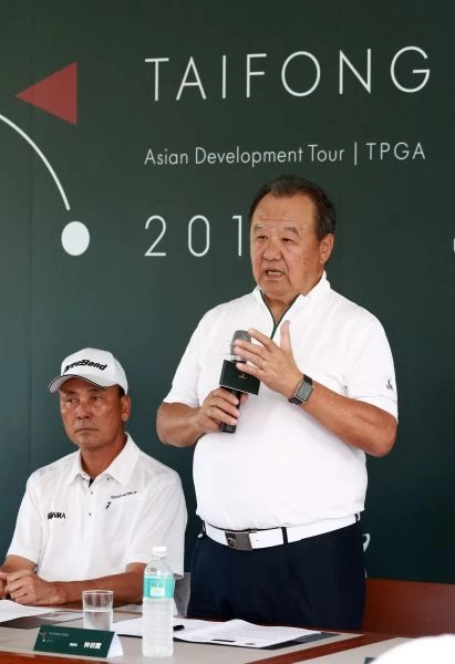 大會會長林伯實在記者會上致詞(右),左為TPGA理事長陳志忠。