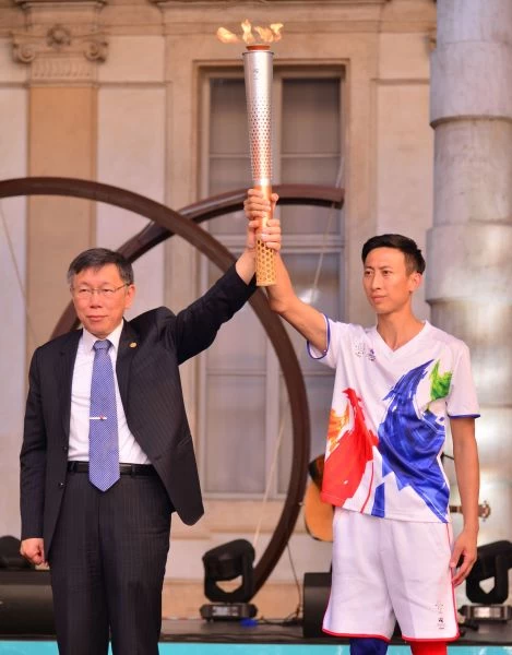 臺北市長柯文哲與臺北火炬手朱木炎。