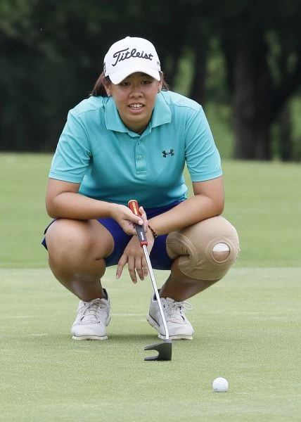 黃靖首回合70桿(-2),目前暫居第二。