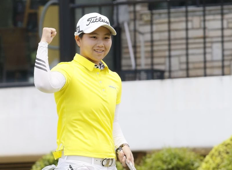 陳宇茹第18洞30呎長推進洞抓鳥興奮握拳慶賀,以兩回合140桿(-4)奪冠。圖/大會提供