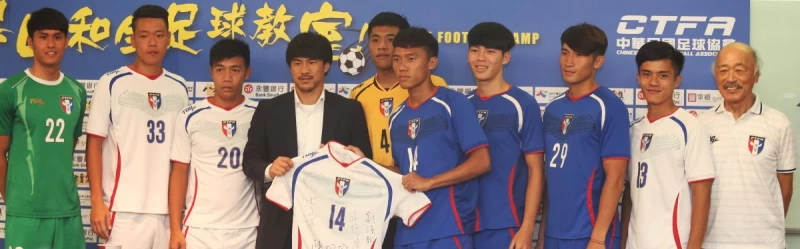 岡崎慎司與台灣世大運男足隊合照。李天助攝