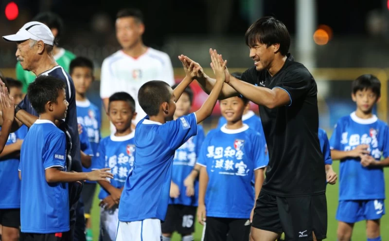 岡琦慎司親切與小球員互動。李天助攝
