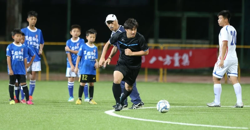 岡崎慎司認真投入訓練。李天助攝