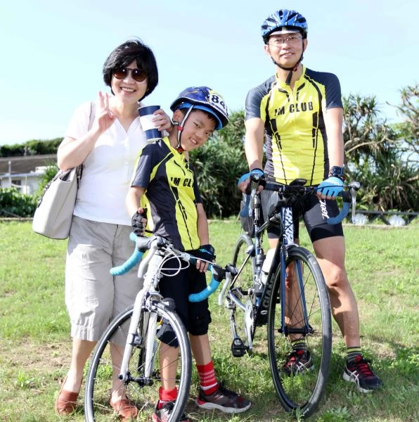 王明崙(右)帶兒子王其飛一起騎車，老婆當加油團。林嘉欣／攝影。
