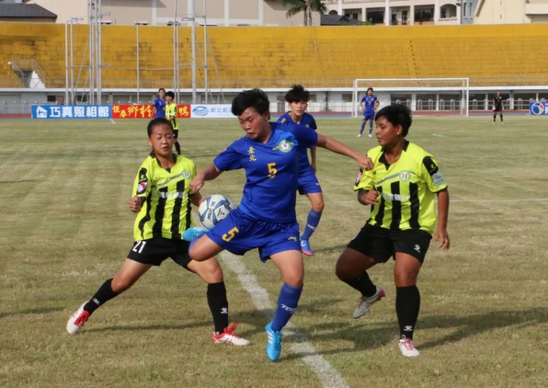 台北PlayOne隊(前)踢下六連勝。中華民國足球協會提供