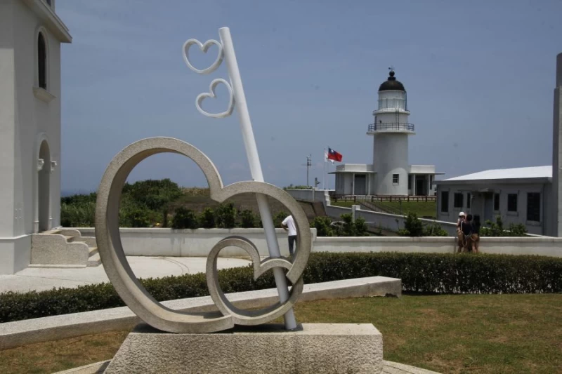台灣燈塔極點慢旅活動首站終點在三貂角燈塔附近。中華民國自行車騎士協會／提供。