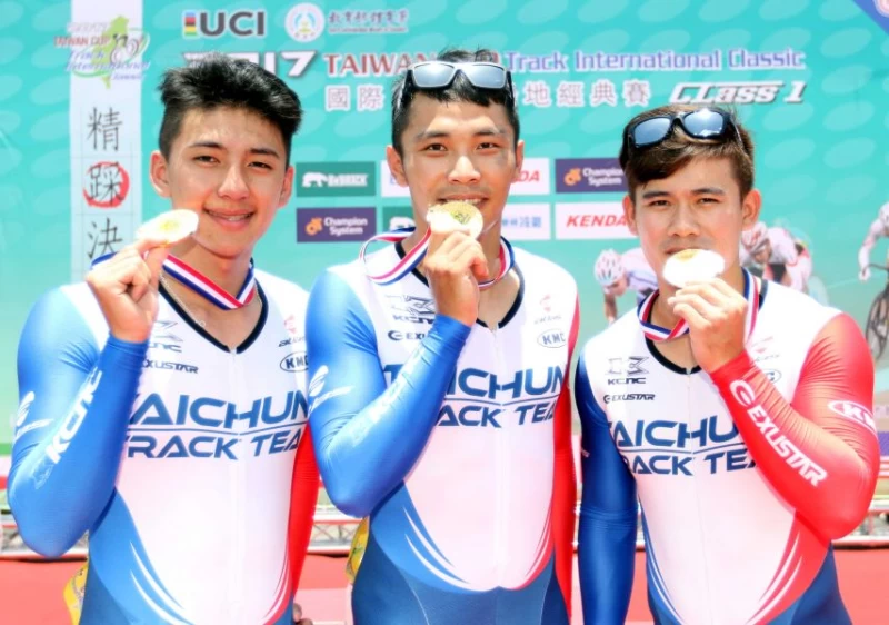 台中市&國家儲訓隊蕭世鑫(右起)、楊勝凱、康世峰聯手奪得男子菁英團隊競速賽金牌。中華民國自由車協會／提供。