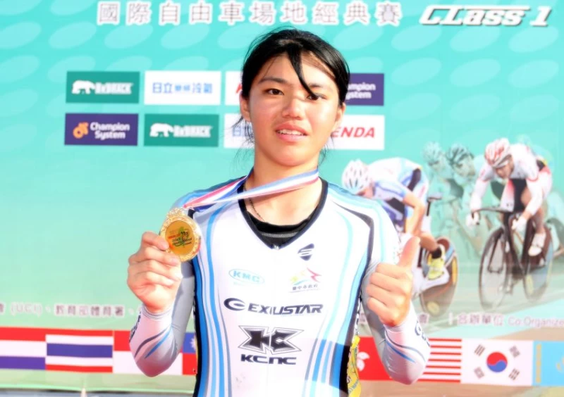 台中市&國家儲訓隊陳靖云勇奪女子青年團隊競速賽及競輪雙金。中華民國自由車協會／提供。
