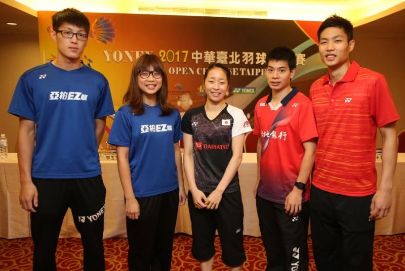 中華男單周天成、許仁豪、日本女單川上紗惠奈、中華混雙溫晧昀、楊博軒（由右至左）合影／李天助攝