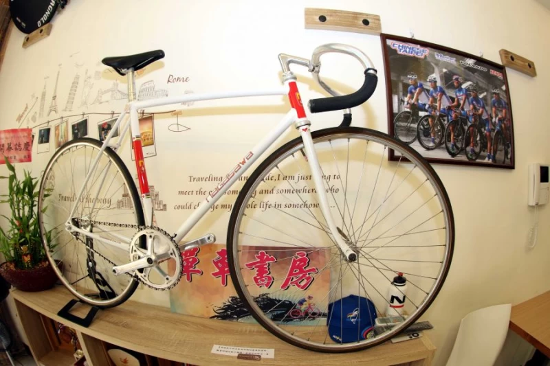 店內的古董車都是巫帛宏好友借展示。楊勝凱攝