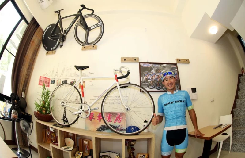 Bike Soul & MIT cafe內會有不定時展出古董車。楊勝凱攝