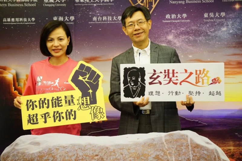 高雄市體育處長黃煜(右)與發起人劉愷莉。高雄市體育處提供