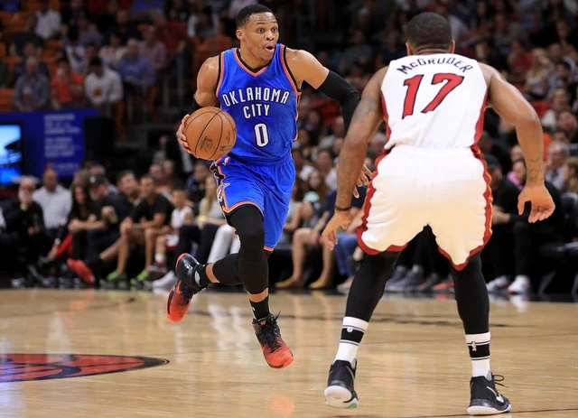 NBA傳奇球星喬丹(Michael Jordan)勉勵拿下年度MVP的魏斯布魯克(Russell Westbrook)。圖/資料照片
