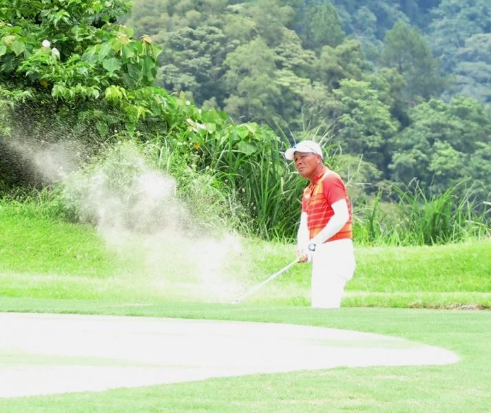 盧建順第十八洞自沙坑打上果嶺距洞五呎,一推進洞是致勝一推。圖/大會提供