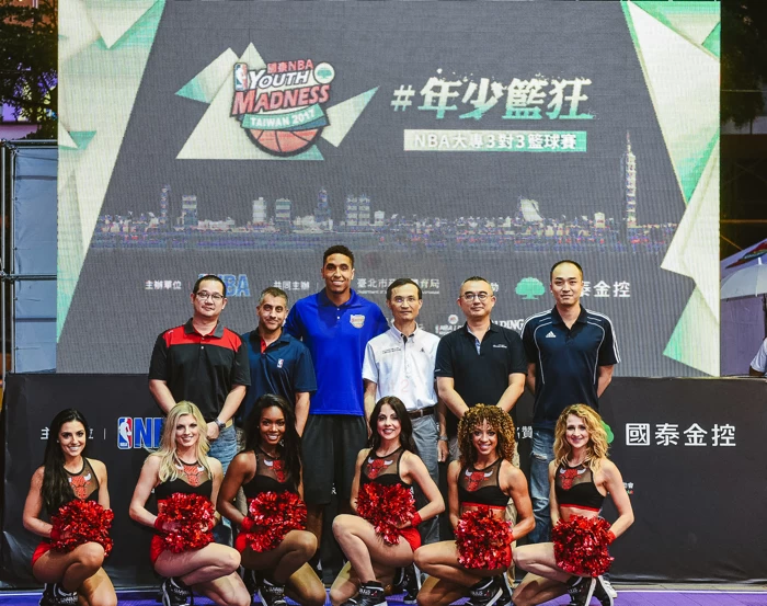 新人王布羅格登及公牛隊的Luvabulls與贊助商合影。(主辦單位提供)