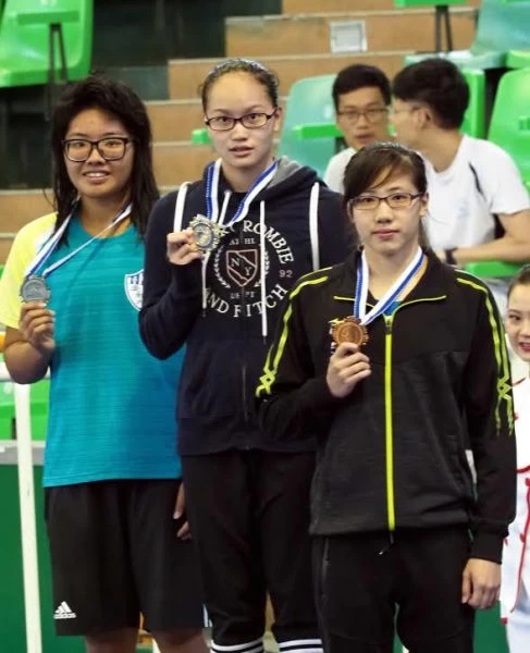 16歲的劉姵廷在女子100公尺蝶式以1分03秒76奪金,打敗銀牌得主王亭之(左)及銅牌得主王怡臻(左)。圖/大會提供
