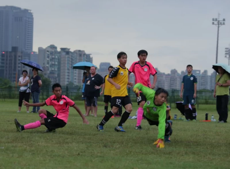 U15冠軍右昌(粉紅色球衣)攻進致勝球。圖/大會提供