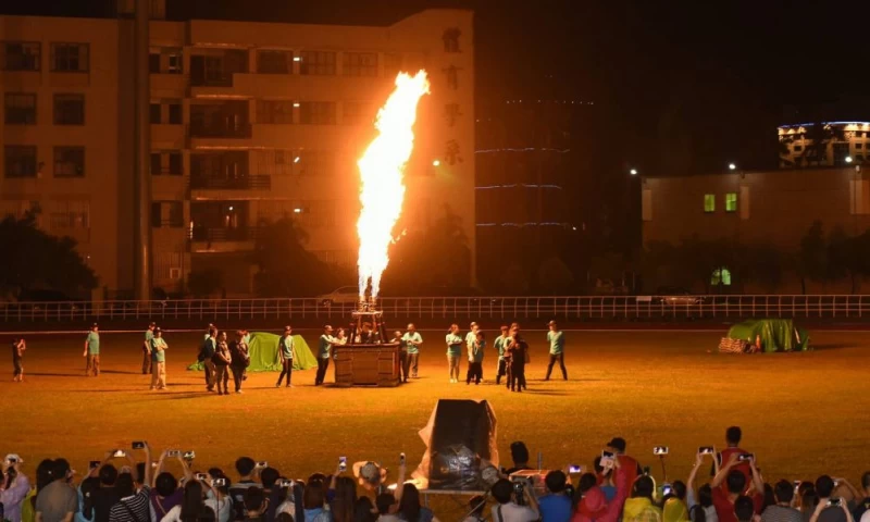 開幕時熱氣球球籃噴火畫面震撼全場。圖/大會提供
