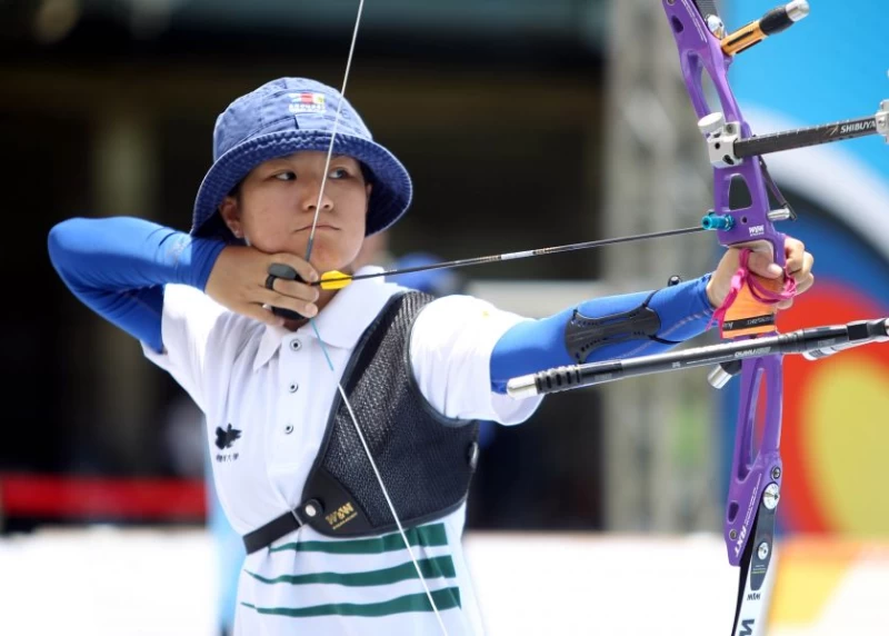 國立體大A隊林昱萱勇奪理事長盃射箭賽女子反曲弓個人賽金牌。林嘉欣／攝影。