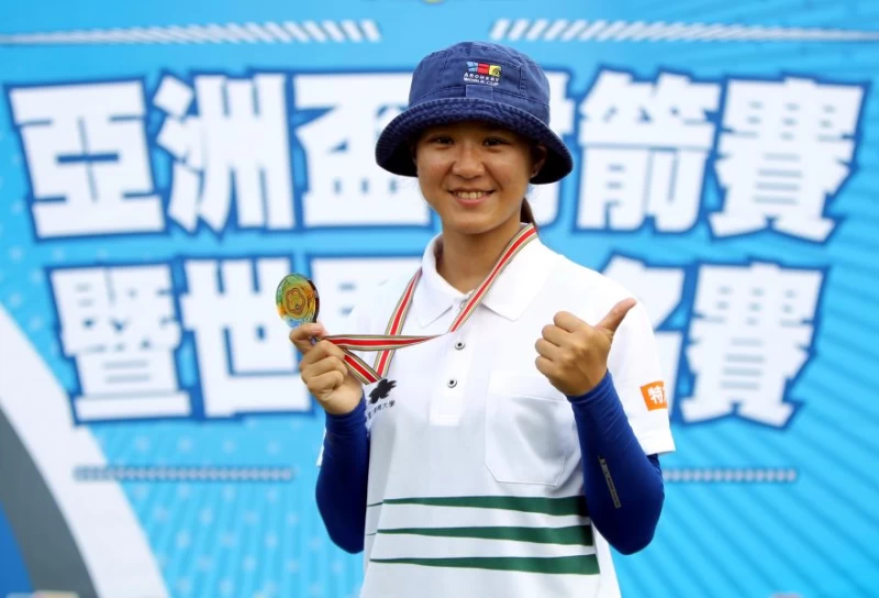 國立體大A隊林昱萱勇奪理事長盃射箭賽女子反曲弓個人賽、團體賽雙料冠軍。林嘉欣／攝影。