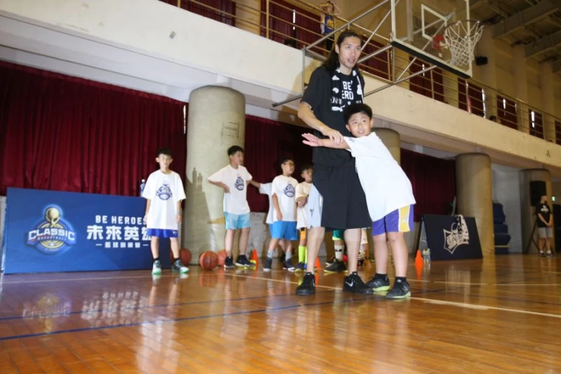 曾文鼎教導「歡樂英雄組」小球員。圖/展逸國際行銷提供