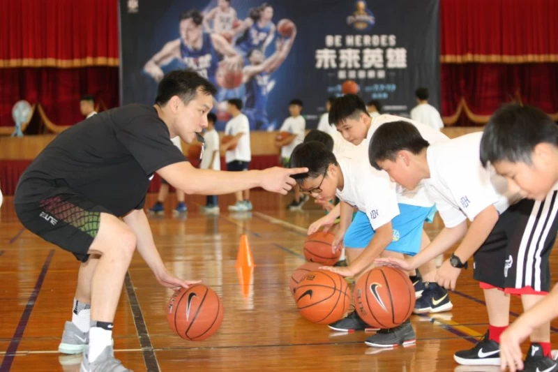 陳世念認真教導小學員。圖/展逸國際行銷提供