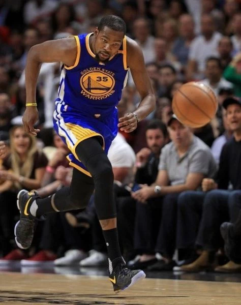 杜蘭特(Kevin Durant)自願減薪,以2年5300萬美元與金州勇士簽約。圖/資料照片
