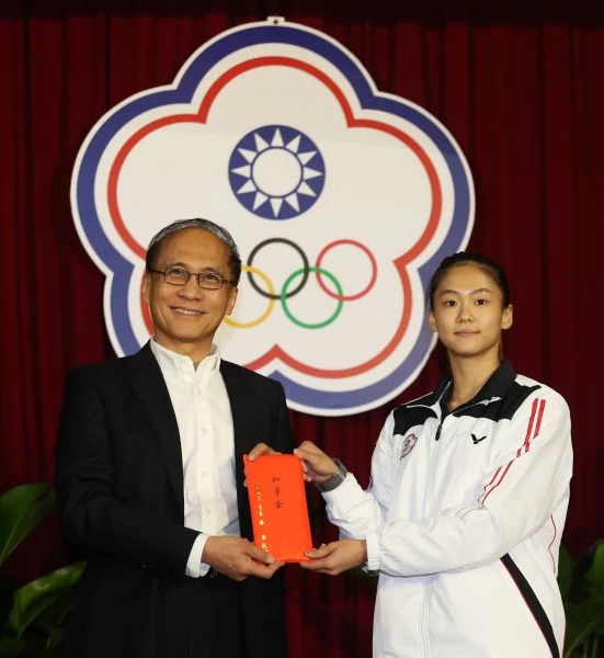 行政院林全院長今(5)日出席中華代表團授旗典禮,鼓舞全團士氣,並致贈加菜金,由2014年亞運會空手道金牌選手文姿云代表接受。