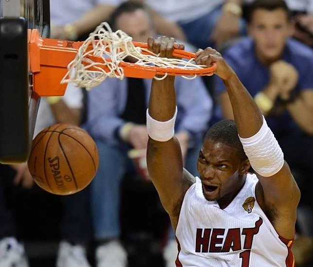 NBA球星波許(Chris Bosh)因血栓問題影響生涯,邁阿密熱火在不得已的情況下揮棄他,但決定讓他的1號球衣退休。圖/資料照片