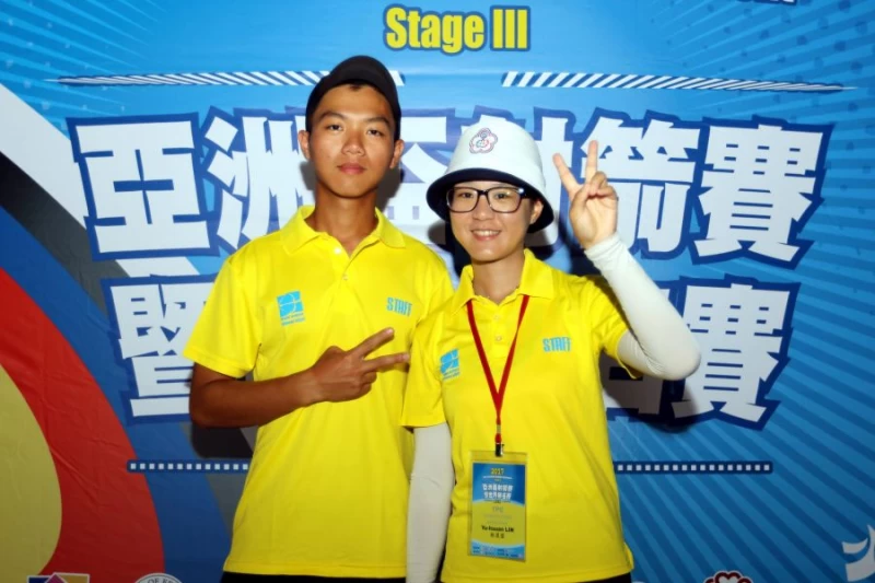 理事長盃射箭賽拿下三金二銀的林昱萱和林昱辰姐弟檔,擔任亞洲盃射箭賽工作人員。林嘉欣/攝影。