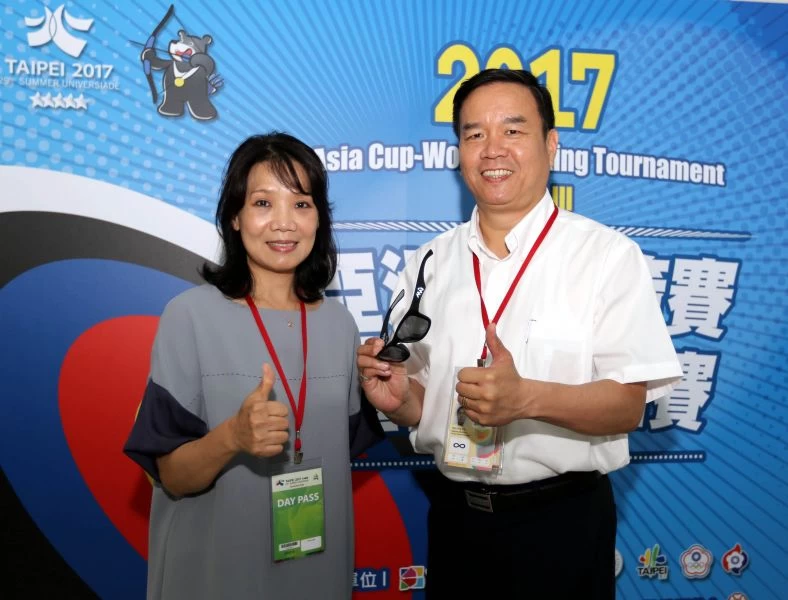 720armour副總許美惠(左)很佩服射箭協會副理事長邱炳坤推展射箭的貢獻。林嘉欣/攝影