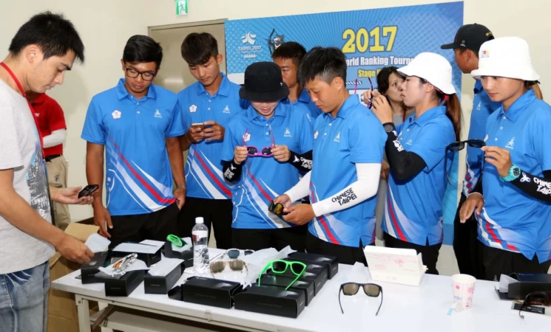 中華射箭好手們開心地挑選自己喜歡的720眼鏡款式。林嘉欣/攝影。