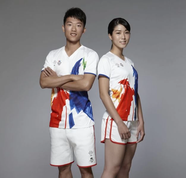 玉山火炬手林國軒、玉山火炬手林佳妤。台北世大運執委會提供