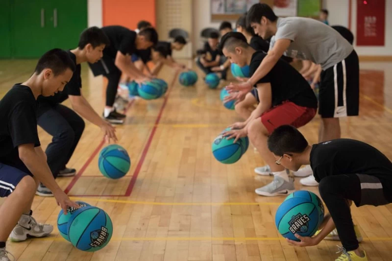 教練認真指導小球員每個動作。圖/主辦單位提供