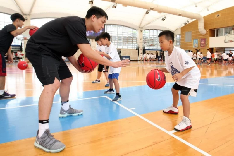 陳世念教歡樂英雄組的學員運球姿勢。圖/展逸國際行銷提供