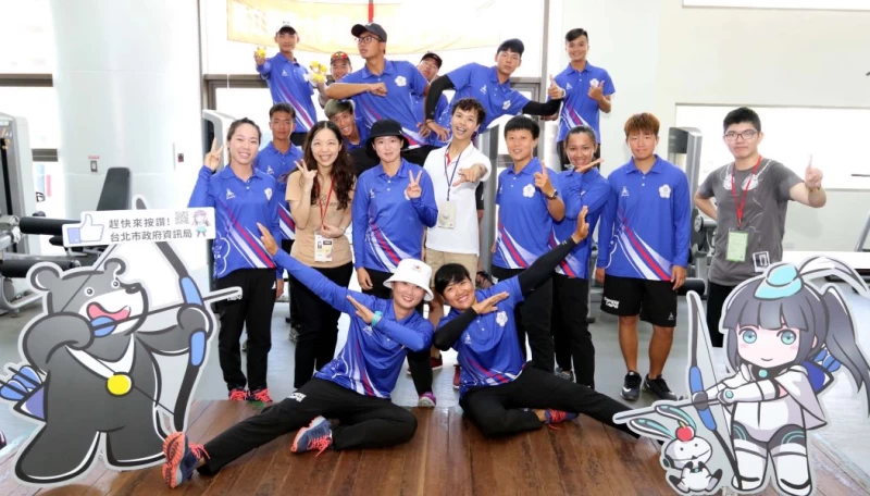 錄完影後，台北市資訊局員工開心和中華射箭隊合影。林嘉欣／攝影。