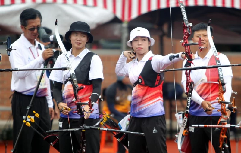 教練倪大智(左)領軍的中華反曲弓女子隊譚雅婷(右二)、雷千瑩(右)和彭家楙勇闖亞洲盃射箭賽金牌戰。林嘉欣／攝影。